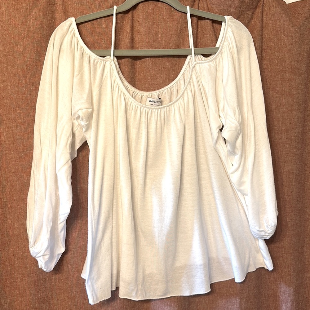 Long sleeve shirt with open shoulders